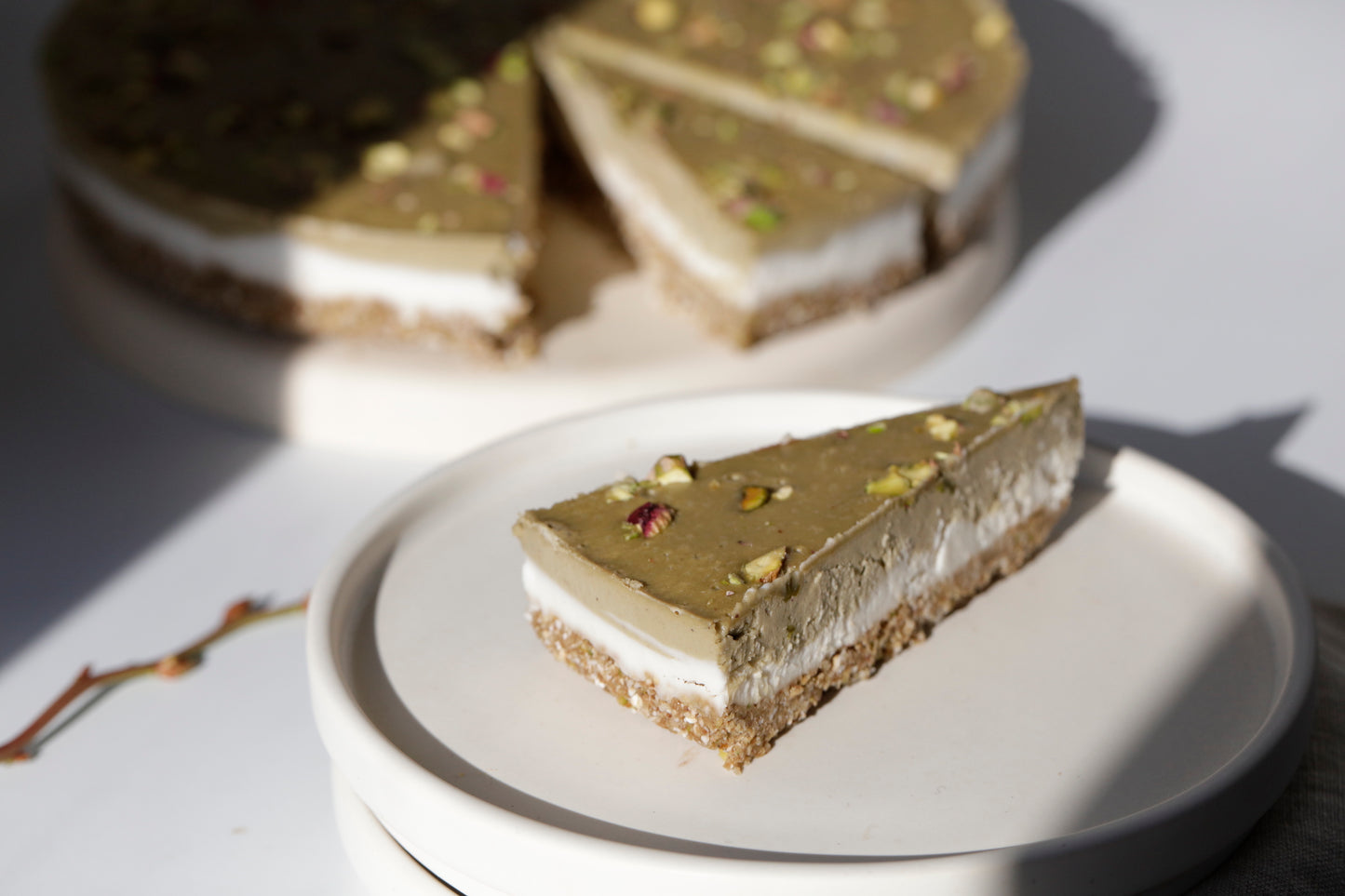 Raw Pistasjkake med matchaglasur